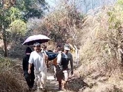 Pilu Siti dan Erik, Ditandu 10 Kilometer di Pelosok Cianjur demi Berobat