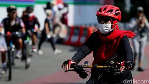 Abu Gunung Anak Krakatau Sampai Jakarta, Warga CFD Bundaran HI Bermasker