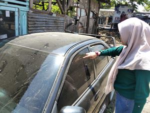 Warga Cianjur Diminta Tak Keluar Rumah Imbas Abu Vulkanik Anak Krakatau