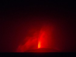 Letusan Gunung Anak Krakatau Tembus Tropopause, Pakar: Waspada Abu Vulkanik!