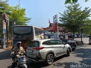 Antrean BBM di SPBU Makassar Kian Parah, Pertamina: Stok Aman dan Mencukupi