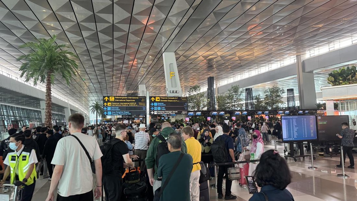 Meski Bandara Soetta Ditutup, Penumpang Setia Menanti Kepastian