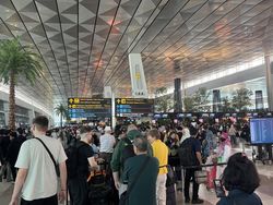Bandara Soetta Masih Ditutup, Penumpang Tetap Bertahan Tunggu Kepastian