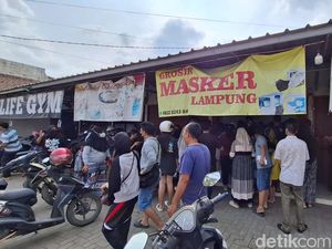 Warga Lampung Berburu Masker Imbas Hujan Abu Vulkanik, Stok Menipis