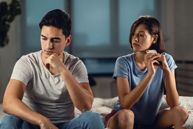 Dewasa secara emosional dalam hubungan berarti mampu menghadapi konflik tanpa menghindarinya. Jika hanya satu pihak yang selalu mengajak berdiskusi, hubungan bisa terasa semakin berat. Pola ini juga dapat membuat kebutuhan emosional pasangan terabaikan.