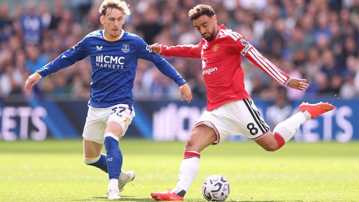 LIVERPOOL, ENGLAND - SEPTEMBER 06: Bruno Fernandes of Manchester United takes a shot under pressure from James Garner of Everton during the Premier League 2026/27 match between Everton and Manchester United at Hill Dickinson Stadium on September 06, 