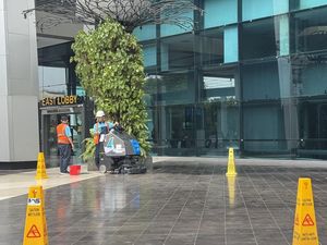 Halaman Terminal 3 Bandara Soetta Berdebu Dampak Erupsi Anak Krakatau