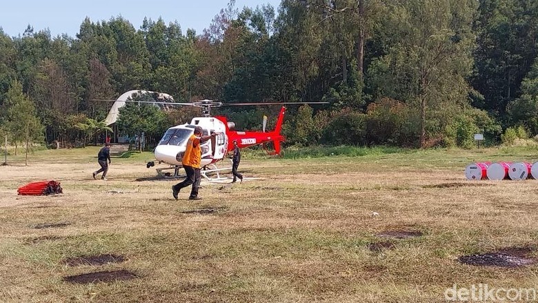 Heli Water Bombing Mulai Padamkan Api di Jalur Pendakian Ijen