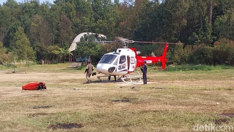 Penampakan Helikopter Water Bombing Siap Padamkan Karhutla Ijen