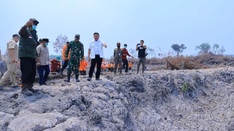 https://akcdn.detik.net.id/community/media/visual/2026/09/06/herman-deru-mengecek-penanganan-karhutla-di-muba-1788704098439_169.jpeg?w=480&q=90