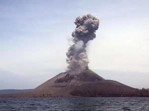 Daftar 6 Gunung Berstatus Siaga Saat Ini, Termasuk Anak Krakatau