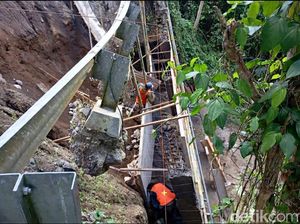 Jalan Getakan-Bakas Klungkung yang Ambles Mulai Diperbaiki