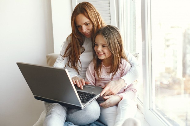 Keamanan anak di internet perlu diperkenalkan sejak dini agar anak memahami bahwa orang yang ditemui secara online belum tentu dapat dipercaya. Identitas palsu dapat digunakan untuk membangun kedekatan sebelum meminta informasi pribadi atau mengajak berkomunikasi secara privat. Orang tua perlu mengajarkan anak untuk berhati-hati menerima pertemanan dan segera bercerita jika merasa tidak nyaman.