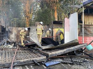 Sejumlah Lapak PKL Jatisari Semarang Terbakar