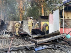 Sejumlah Lapak PKL Jatisari Semarang Terbakar