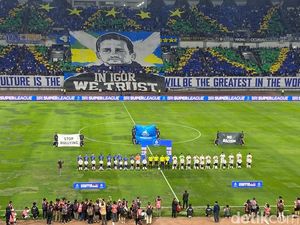Koreografi Raksasa Igor Tolic Hiasi Tribun GBLA Saat Persib Vs PSM