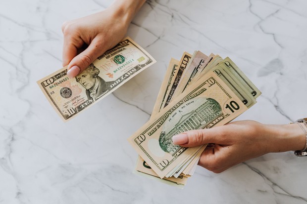 Saat curhat, masalah finansial termasuk informasi pribadi yang sebaiknya tidak dibagikan terlalu detail kepada sahabat karena berkaitan dengan keamanan dan privasi diri.