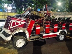 Odong-odong Angkut Anak Ringsek Usai Tabrak Bus di Soetta Bandung