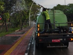 Water Mist Disemprot di Jalanan Jakarta Imbas Abu Vulkanik Anak Krakatau