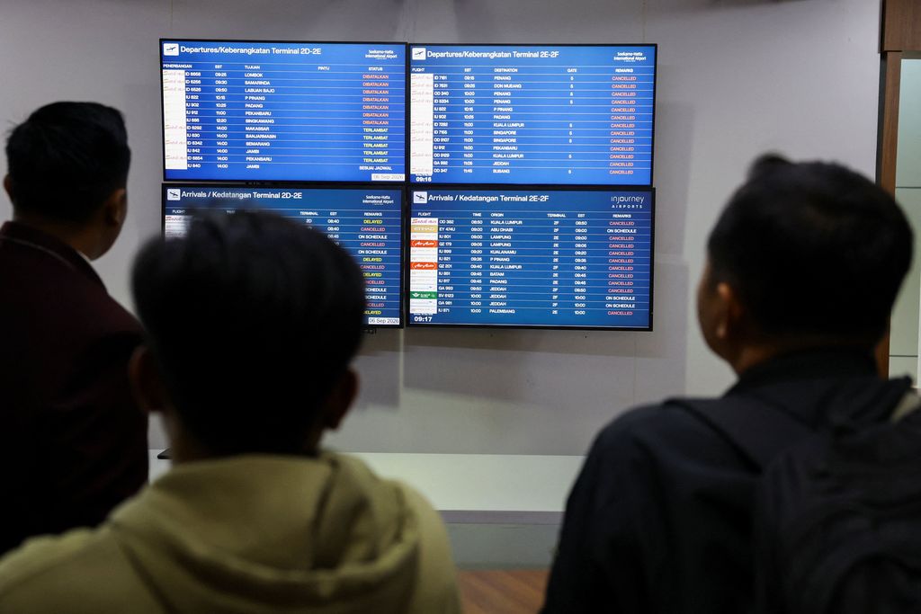 Penumpang yang terdampar melihat layar saat Bandara Internasional Soekarno Hatta menutup operasinya akibat letusan gunung berapi Gunung Anak Krakatau, di Tangerang, dekat Jakarta, Indonesia, 6 September 2026. (REUTERS/Ajeng Dinar Ulfiana)