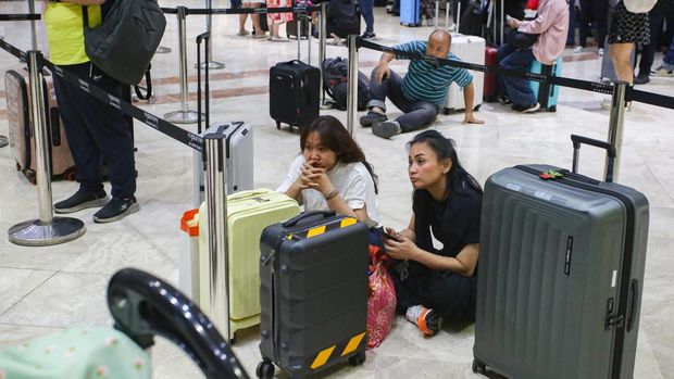 Penutupan sementara Bandara Soekarno Hatta Calon penumpang berada konter lapor diri di Terminal 2 keberangkatan Bandara Soekarno Hatta, Tangerang, Banten, Minggu (6/9/2026). Berdasarkan Notice To Airmen atau NOTAM yang dikeluarkan AirNav Indonesia, Bandara Soekarno Hatta ditutup sementara untuk seluruh aktifitas penerbangan karena adanya indikasi sebaran abu vulkanik dari Gunung Anak Krakatau. ANTARA FOTO/Muhammad Iqbal/YU