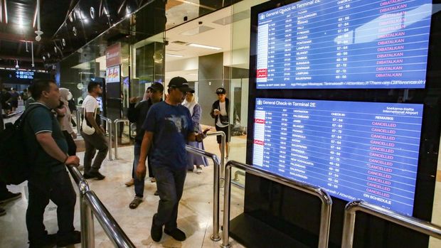 Penutupan sementara Bandara Soekarno Hatta Calon penumpang melihat layar monitor jadwal penerbangan yang ada di Terminal 2 keberangkatan Bandara Soekarno Hatta, Tangerang, Banten, Minggu (6/9/2026). Berdasarkan Notice To Airmen atau NOTAM yang dikeluarkan AirNav Indonesia, Bandara Soekarno Hatta ditutup sementara untuk seluruh aktifitas penerbangan karena adanya indikasi sebaran abu vulkanik dari Gunung Anak Krakatau. ANTARA FOTO/Muhammad Iqbal/YU