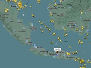 Pesawat Menjauh dari Soetta dan Selat Sunda Imbas Erupsi Anak Krakatau