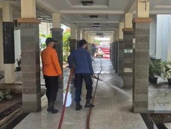 Abu Vulkanik Selimuti Lampung, Damkar Prioritas Bersihkan Fasilitas Umum