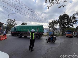 60 Personel Polda Jatim Siaga 24 Jam Urai Kemacetan Ketapang