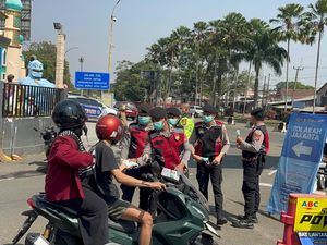 Polisi di Bogor Bagi-bagi Masker Antisipasi Dampak Abu Erupsi Anak Krakatau