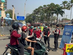 Polisi di Bogor Bagi-bagi Masker Antisipasi Dampak Abu Erupsi Anak Krakatau
