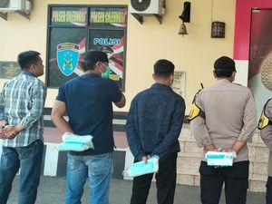 Abu Vulkanik Anak Krakatau Sampai Bogor, Polsek-polsek Bagikan Masker ke Warga