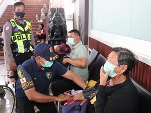 Polisi Bagikan Snack-Beri Layanan Kesehatan ke Penumpang di Bandara Soetta