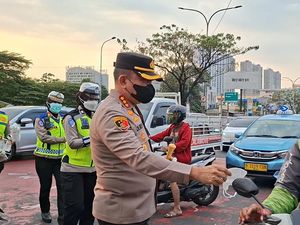 Depok Juga Terdampak Abu Anak Krakatau, Polisi Turun Bagikan Masker