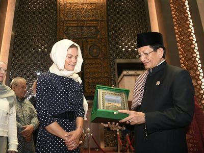Gaya Chic-Elegan Putri Mahkota Swedia Pakai Kerudung saat Kunjungi Istiqlal