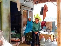 Tangis di Balik Rumah Baru Mak Yatmi Lansia Pemulung di Sukabumi