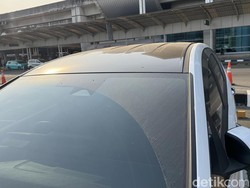 Mobil di Parkiran Terminal 2 Soetta Berdebu Imbas Erupsi Anak Krakatau