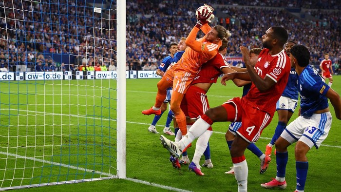 Soccer Football - Bundesliga - Schalke 04 v Bayern Munich - Veltins-Arena, Gelsenkirchen, Germany - September 5, 2026 Schalke 04s Loris Karius and teammates in action with Bayern Munichs Jonathan Tah and teammates REUTERS/Kai Pfaffenbach DFL REGULA
