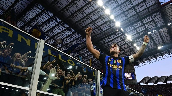Soccer Football - Serie A - Inter Milan v Napoli - San Siro, Milan, Italy - September 5, 2026 Inter Milans Lautaro Martinez celebrates scoring their third goal with fans REUTERS/Daniele Mascolo