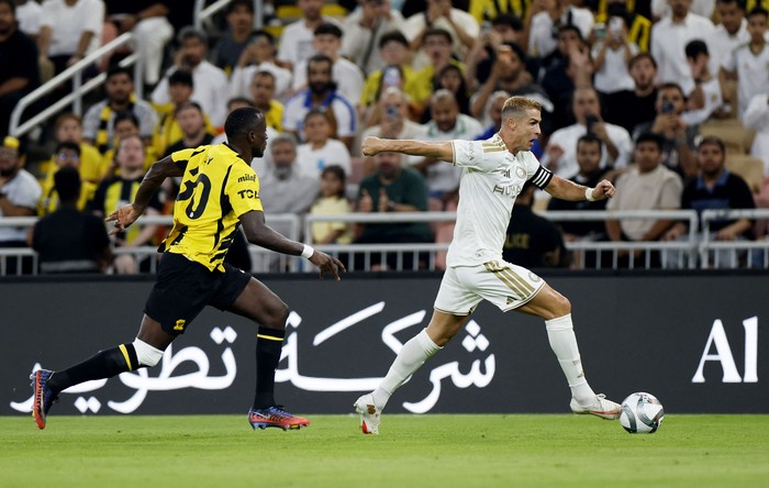 Soccer Football - Saudi Pro League - Al Ittihad v Al Nassr - King Abdullah Sports City Stadium, Jeddah, Saudi Arabia - September 5, 2026 Al Nassrs Cristiano Ronaldo in action with Al Ittihads Dion Lopy REUTERS/Ibraheem Abu Mustafa