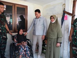 Bupati Sidoarjo Bagikan Kursi Roda untuk 3 Warga Wonoayu