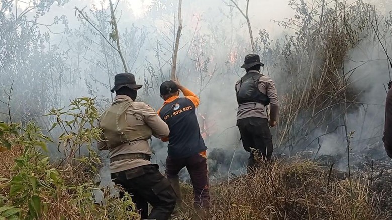 Kebakaran Gunung Buthak Belum Padam, Heli Water Bombing Dialihkan ke Ijen