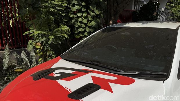 Toyota GR Corolla di Tangerang Selatan diselimuti abu vulkanik dari erupsi Gunung Anak Krakatau pada Minggu (6/9/26) dini hari.