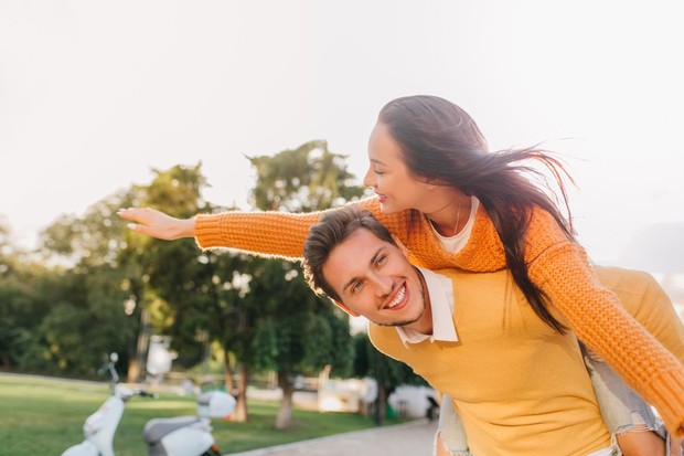 Clear-coding tetap layak dicoba karena kejelasan tentang diri sendiri dan tujuan hubungan dapat membantu kamu mengambil keputusan dating dengan lebih sadar.