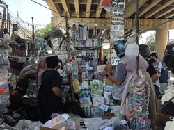 Abu Anak Krakatau Sampai Jakarta, Warga Berburu Masker di Kolong Tol Andara