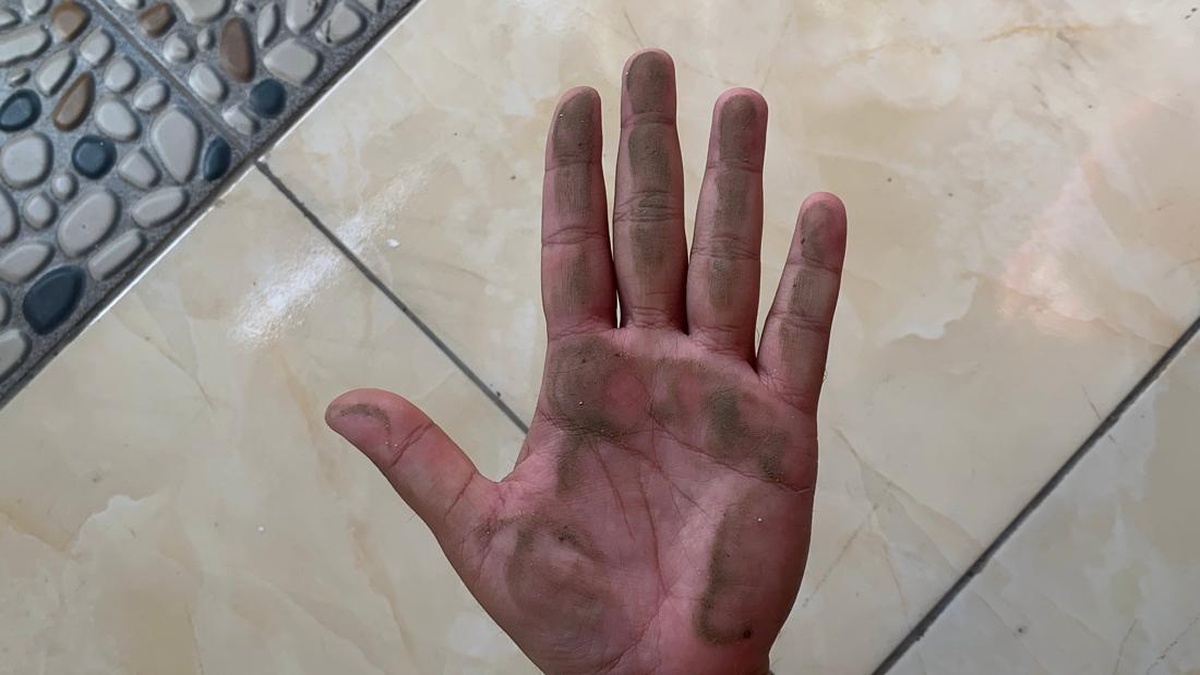 Warga Depok Nggak Nyangka Lantai-Jok Motor Berdebu Dampak Anak Krakatau