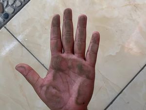 Warga Depok Nggak Nyangka Lantai-Jok Motor Berdebu Dampak Anak Krakatau