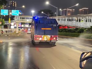 Water Cannon Polda Metro Semprot Jalanan Kurangi Sebaran Abu Anak Krakatau