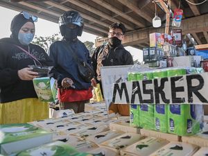 Abu Vulkanik Anak Krakatau Picu Lonjakan Penjualan Masker di Jakarta