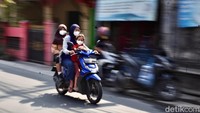 Abu Vulkanik Bikin Depok Berdebu, Warga Beraktivitas Pakai Masker